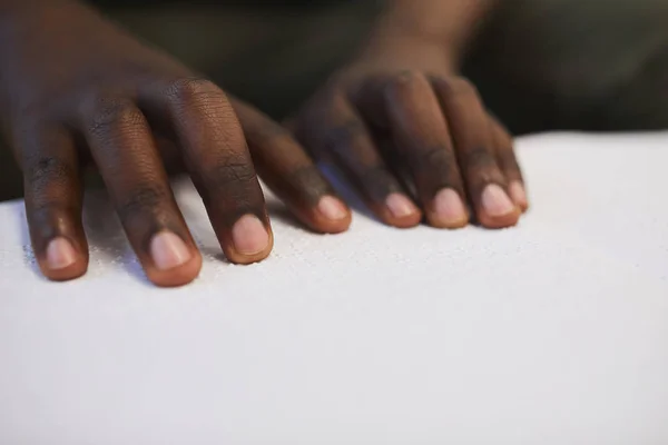 Close Homem Africano Cego Irreconhecível Lendo Livro Braille Enquanto Estudava — Fotografia de Stock