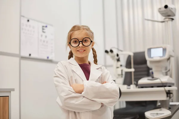 Laboratuvar Önlüğü Gözlük Takan Güzel Bir Kızın Belden Yukarı Portresi — Stok fotoğraf