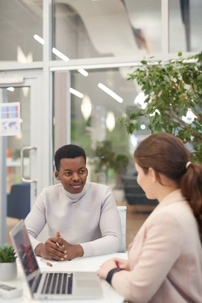 Hög Vinkel Syn Multietnisk Grupp Unga Affärsmän Diskuterar Arbetsprojekt Mötet — Stockfoto