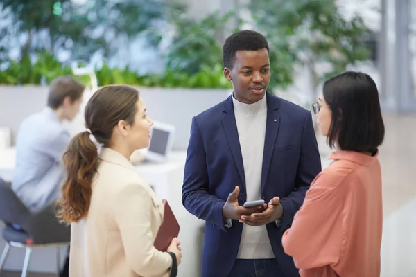 Hög Vinkel Syn Multietnisk Grupp Affärsmän Talar Medan Står Modern — Stockfoto