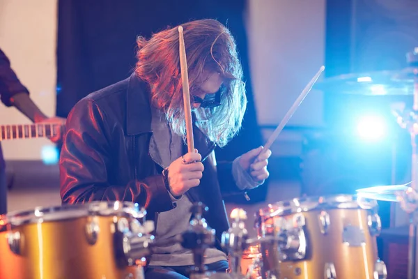 Retrato Visão Lateral Homem Cabelos Longos Baterista Durante Concerto Música — Fotografia de Stock