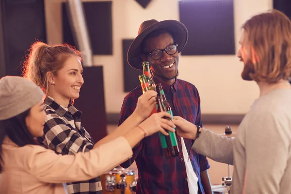 Багатоетнічна Група Молодих Людей Готує Тости Пляшками Пива Насолоджуючись Репетицією — стокове фото