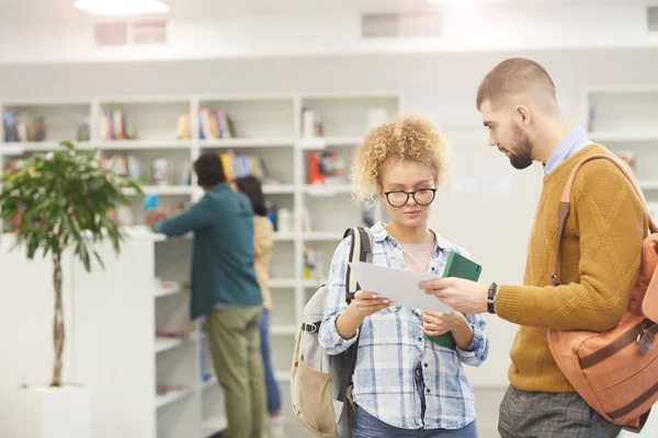 Pasek Górę Portret Dwóch Studentów Czytających Gazety Podczas Stania Bibliotece — Zdjęcie stockowe