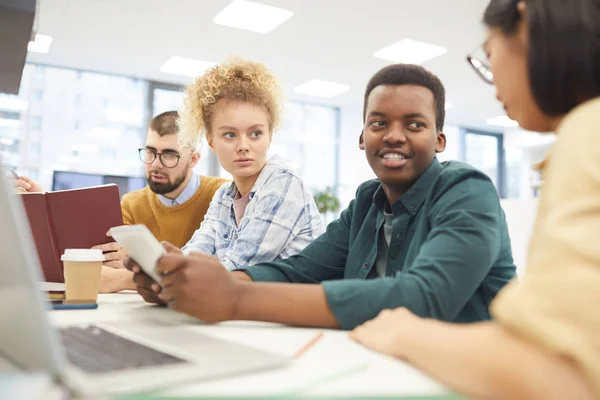 Wieloetniczna Grupa Studentów Studiująca Bibliotece Koledżu Skupiona Afroamerykaninie Uśmiechającej Się — Zdjęcie stockowe