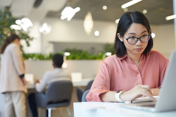 Porträt Einer Jungen Asiatin Mit Laptop Während Ihres Studiums Café — Stockfoto