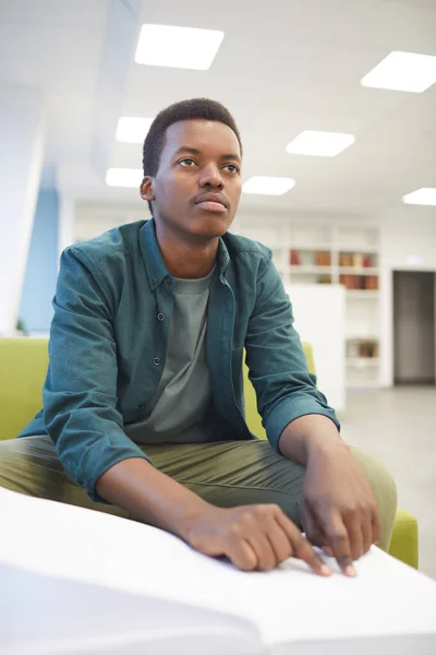 Retrato Jovem Afro Americano Lendo Livro Braille Enquanto Estudava Biblioteca — Fotografia de Stock