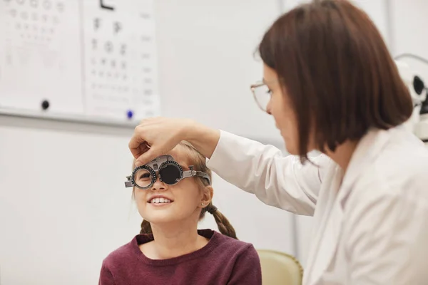 Porträtt Kvinnlig Optiker Inrätta Rättegång Ram Samtidigt Kontrollera Synen Liten — Stockfoto