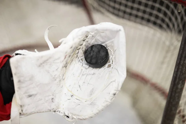 Nahaufnahme Eines Unkenntlichen Eishockeyspielers Der Beim Verteidigen Des Tores Während — Stockfoto