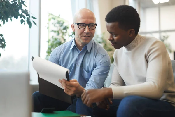 Portrait Bald Mature Businessman Talking Young Trainee While Working Internship — Stock Photo, Image