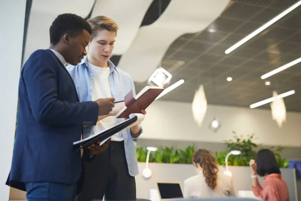 Laaghoekig Portret Van Twee Jonge Zakenmannen Die Werkproject Bespreken Terwijl — Stockfoto