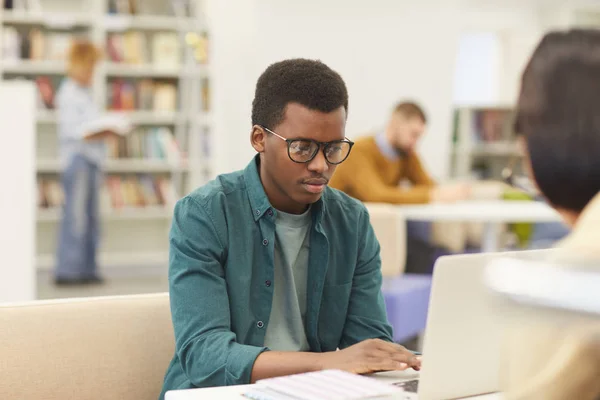 Retrato Menino Adolescente Africano Estudando Biblioteca Faculdade Usando Laptop Com — Fotografia de Stock