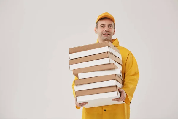 Pizza Kutularını Tutan Yetişkin Bir Teslimatçının Belden Yukarı Portresi Kameraya — Stok fotoğraf