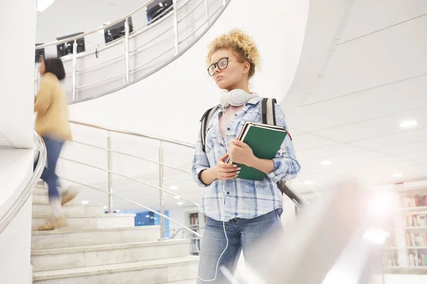 Taille Omhoog Portret Van Vrouwelijke Student Met Boeken Terwijl Naar — Stockfoto