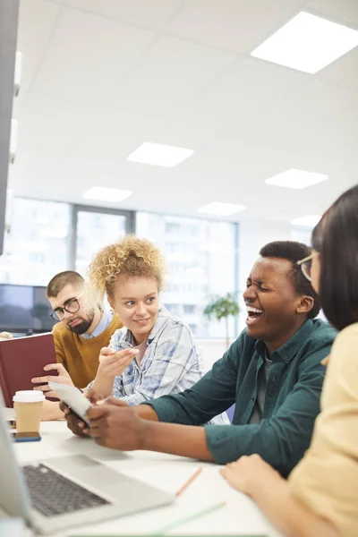 Multi Etnische Groep Studenten Studeren Universiteitsbibliotheek Focus Afro Amerikaanse Man — Stockfoto