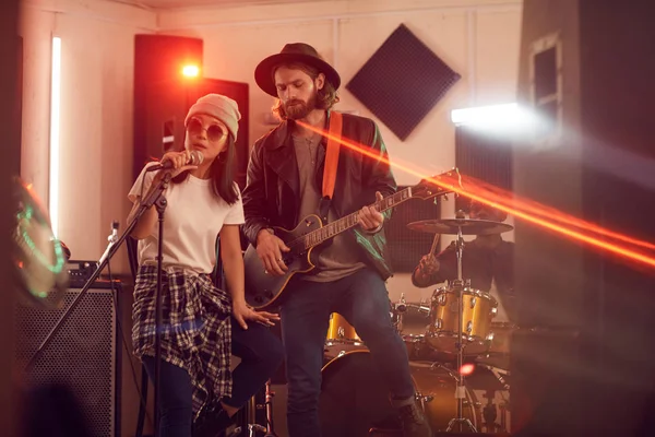 Portret Van Een Hedendaagse Band Die Muziek Speelt Tijdens Repetitie — Stockfoto