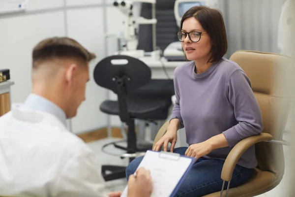 Retrato Una Joven Moderna Con Gafas Hablando Con Optometrista Clínica — Foto de Stock