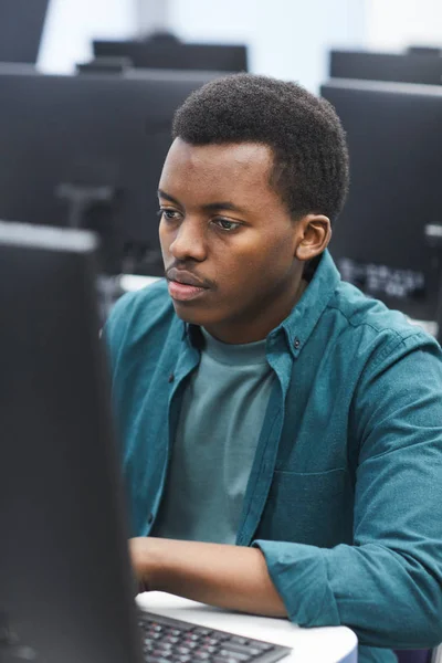 Retrato Alto Ângulo Homem Afro Americano Usando Computador Classe Biblioteca — Fotografia de Stock