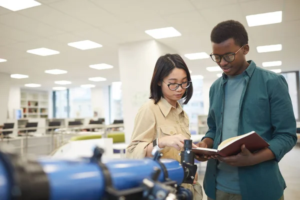 Taille Omhoog Portret Van Twee Internationale Studenten Lezen Boek Terwijl — Stockfoto