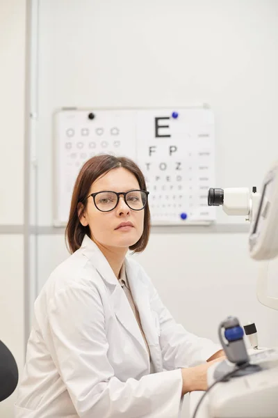 Portrait Young Female Ophthalmologist Looking Camera While Posing Refractometer Machine — Stock Photo, Image
