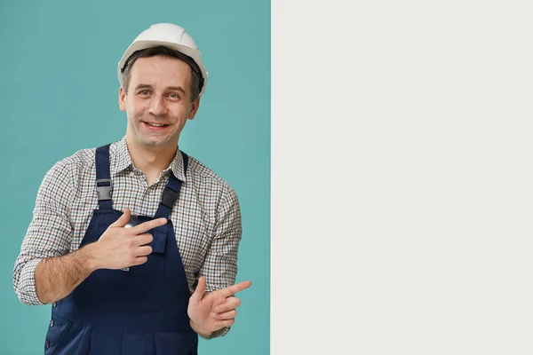 Cintura Para Cima Retrato Trabalhador Alegre Apontando Para Lado Com — Fotografia de Stock