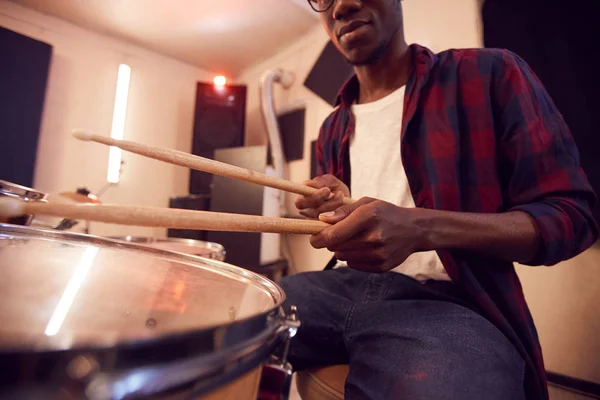 Retrato Recortado Jovem Afro Americano Tocando Bateria Com Banda Música — Fotografia de Stock