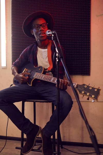 Retrato Completo Homem Afro Americano Contemporâneo Tocando Guitarra Cantando Microfone — Fotografia de Stock