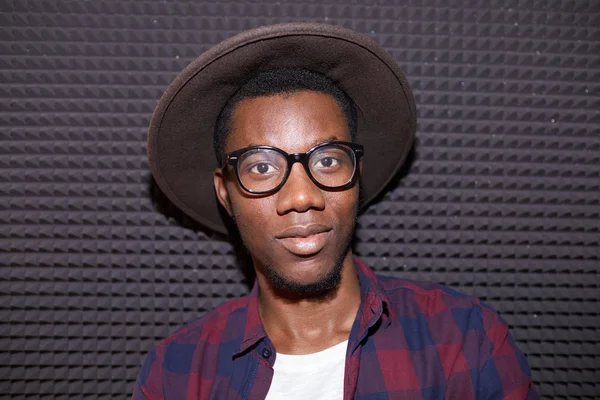 Huvud Och Axlar Porträtt Trendiga Afrikanska Mannen Tittar Kameran Medan — Stockfoto