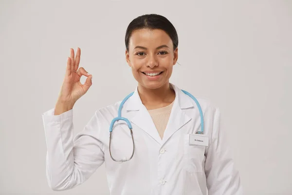 Retrato Cintura Hacia Arriba Hermosa Doctora Mostrando Signo Sonriendo Alegremente — Foto de Stock