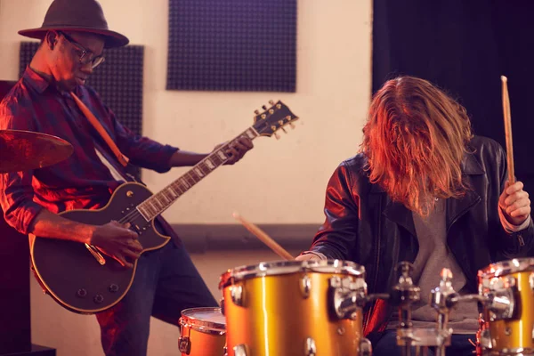 Retrato Banda Rock Contemporânea Com Foco Baterista Cabelos Longos Primeiro — Fotografia de Stock