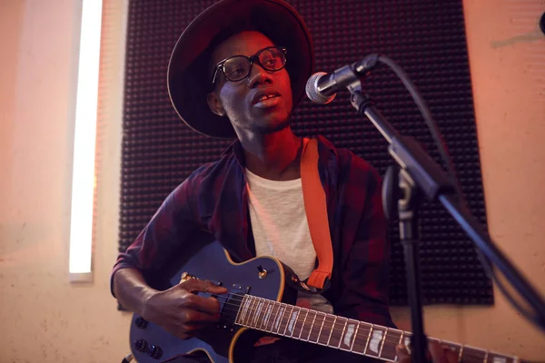 Retrato Homem Afro Americano Contemporâneo Tocando Guitarra Cantando Microfone Enquanto — Fotografia de Stock