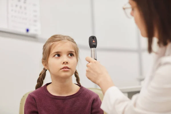 Portrait Gros Plan Une Mignonne Petite Fille Regardant Optométriste Pendant — Photo