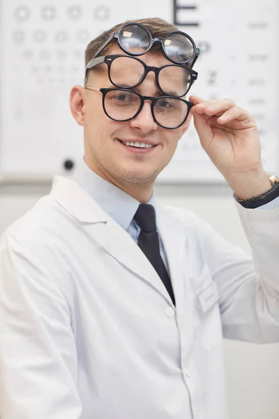 Portret Van Een Glimlachende Jonge Oogarts Die Meerdere Glazen Draagt — Stockfoto