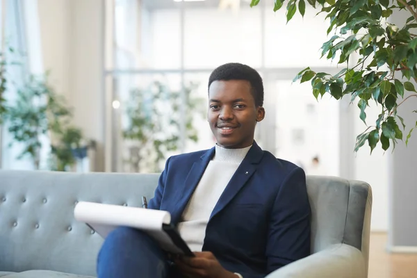 Ofis Binasındaki Rahat Koltukta Rahatlarken Kameraya Gülümseyen Başarılı Afrikalı Adamının — Stok fotoğraf