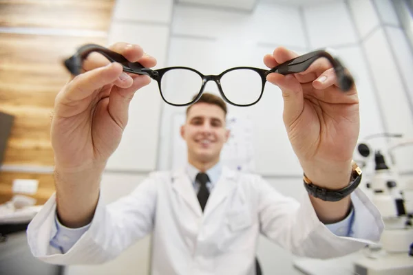 Defocused Pov Shot Van Lachende Optometrist Die Een Bril Opzet — Stockfoto