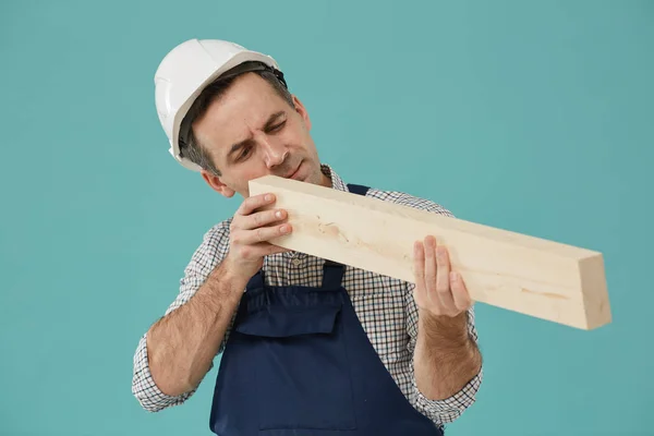 Portret Pasie Górę Profesjonalnego Pracownika Trzymającego Drewno Podczas Kontroli Jakości — Zdjęcie stockowe