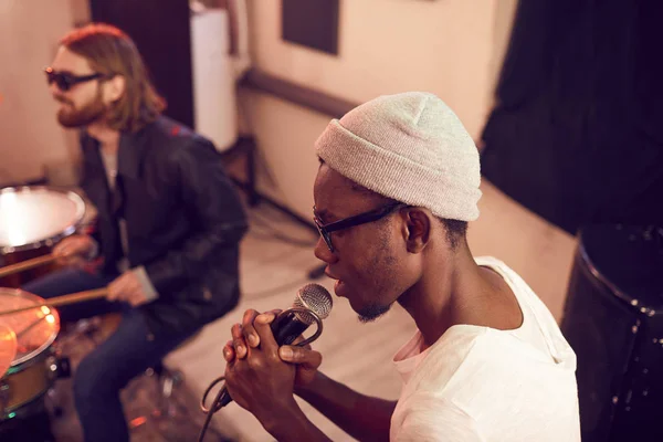 아프리카 미국인 남자의 리허설중에 마이크로 노래하거나 스튜디오에서 콘서트 — 스톡 사진