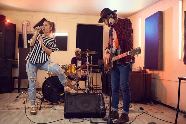 Retrato Comprimento Total Banda Música Contemporânea Com Bela Mulher Cantando — Fotografia de Stock