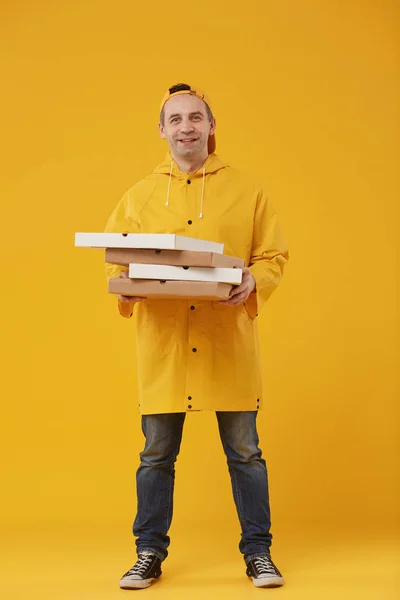 Portrait Complet Livreur Adulte Tenant Des Boîtes Pizza Souriant Joyeusement — Photo