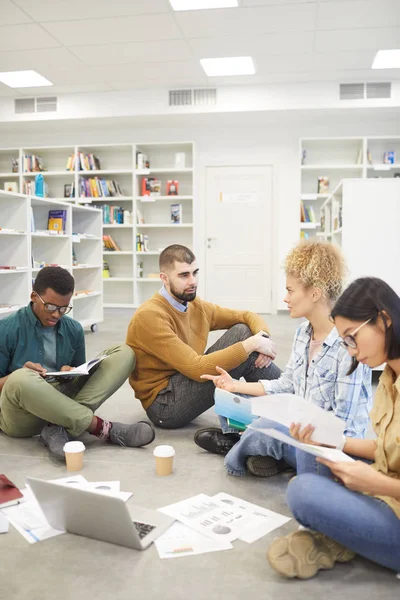 Visão Completa Grupo Multi Étnico Estudantes Sentados Chão Biblioteca Discutindo — Fotografia de Stock