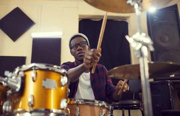 Retrato Jovem Baterista Afro Americano Preparando Para Concerto Ensaio Durante — Fotografia de Stock