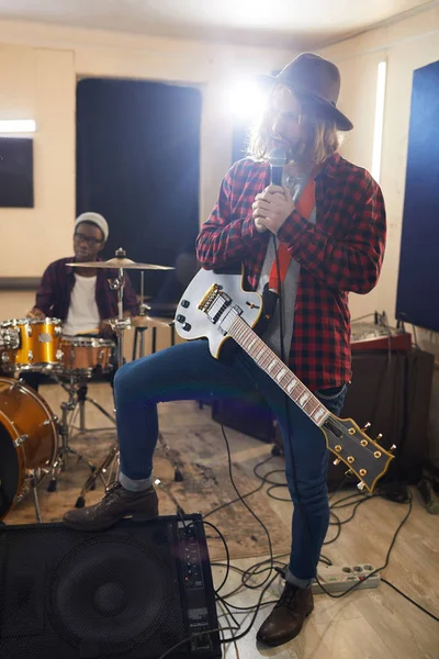 Retrato Larga Duración Del Hombre Pelo Largo Contemporáneo Cantando Micrófono — Foto de Stock