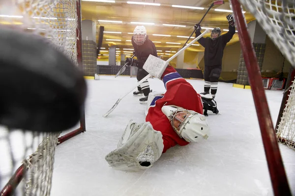 Azione Colpo Squadra Femminile Giocare Hockey Concentrarsi Sul Portiere Scorrevole — Foto Stock