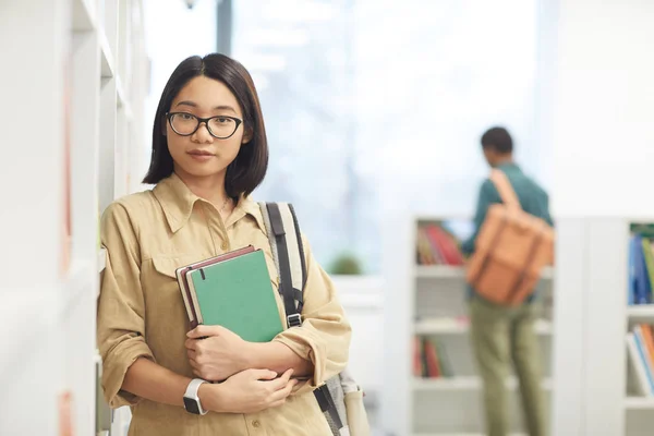 Taille Omhoog Portret Van Vrouwelijke Aziatische Student Het Dragen Van — Stockfoto