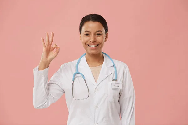 Retrato Cintura Hacia Arriba Hermosa Doctora Sonriendo Cámara Mostrando Signo — Foto de Stock