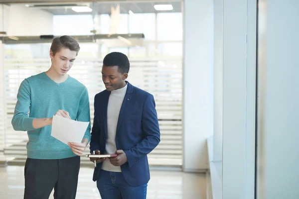 Portrait Taille Haute Deux Jeunes Hommes Affaires Discutant Documents Travail — Photo