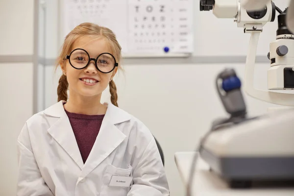 Taille Omhoog Portret Van Schattig Meisje Dragen Lab Jas Enorme — Stockfoto