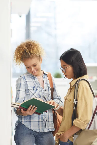 Taille Omhoog Portret Van Vrolijke Twee Vrouwelijke Studenten Lezen Boek — Stockfoto