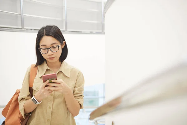 Waist Portrait Young Asian Woman Using Smartphone While Standing Staircase — Stock Photo, Image