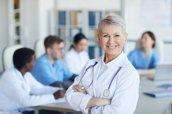 Retrato Cintura Hacia Arriba Doctora Senior Pie Con Los Brazos — Foto de Stock