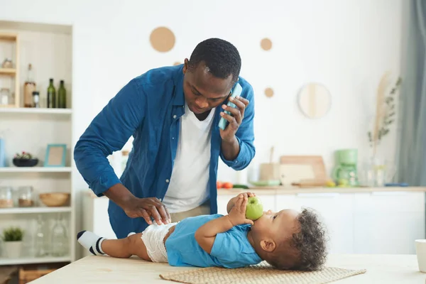 Porträtt Mogen Afrikansk Man Ringer Hustru Samtidigt Byta Blöja Till — Stockfoto